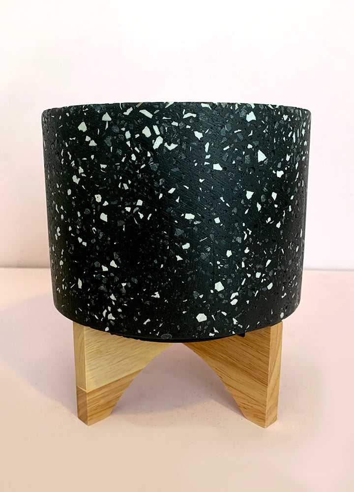 Pote de Cemento Negro con Base de Madera